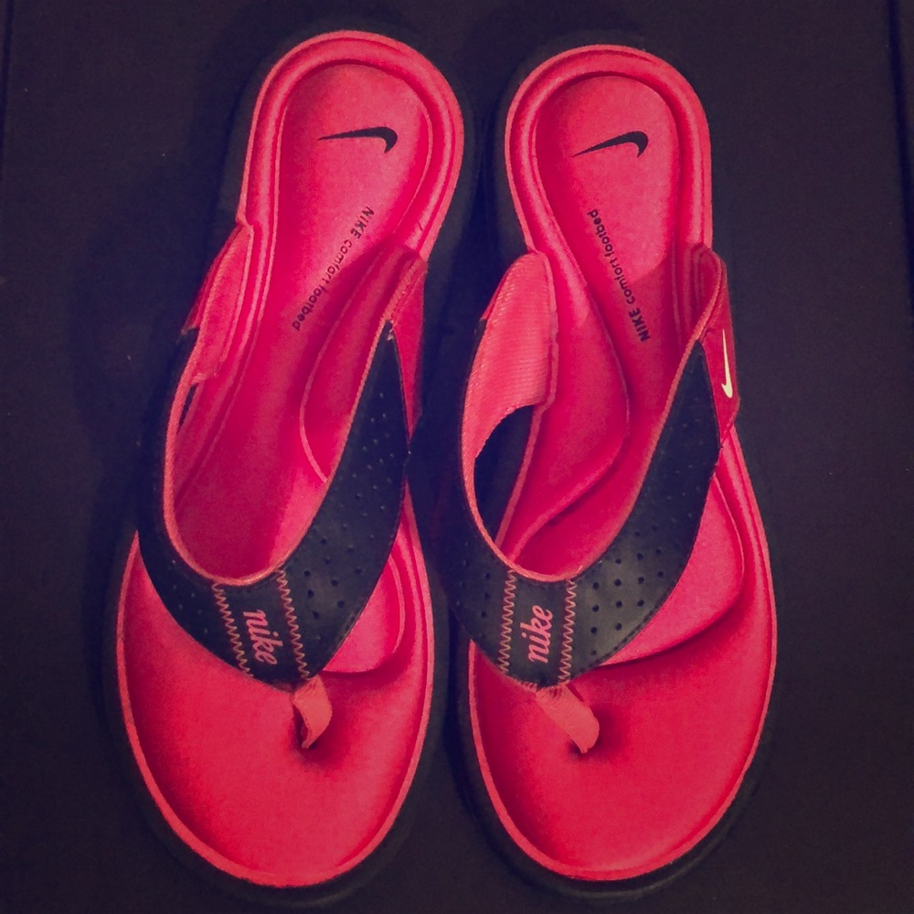 NIKE SLIDES